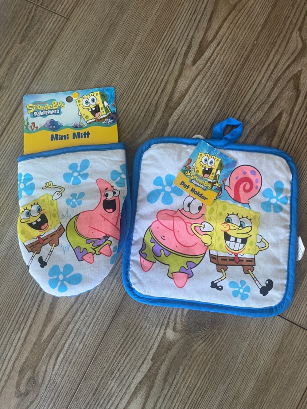 SpongeBob Squarepants Blue, White & Pink Oven Mitt and Pot Holder Set